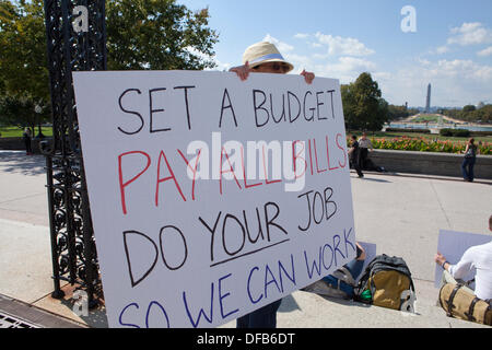 Washington, DC, USA. 1. Oktober 2013.   Angestellte des Bundes protestieren die Regierung Abschaltung am Capitol Hill Credit: B Christopher/Alamy Live News Stockfoto