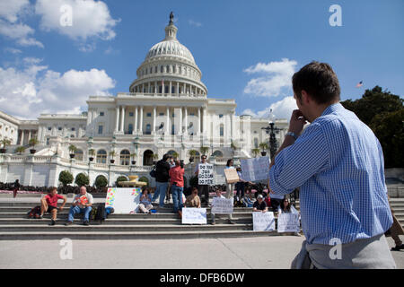 Washington, DC, USA. 1. Oktober 2013.   Angestellte des Bundes protestieren die Regierung Abschaltung am Capitol Hill Credit: B Christopher/Alamy Live News Stockfoto