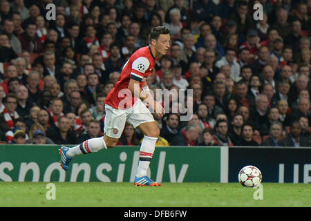 London, UK. 1. Oktober 2013. Arsenals Mittelfeldspieler Mesut Özil aus Deutschland während der UEFA-Champions-League-match zwischen Arsenal aus England und Napoli aus Italien spielte The Emirates Stadium am 1. Oktober 2013 in London, England. © Mitchell Gunn/ESPA/Alamy Live-Nachrichten Stockfoto