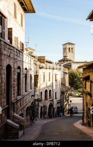 Straße innerhalb der Mauern von Assisi. Assisi, Provinz Perugia, Italien. Stockfoto