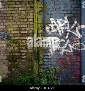 Verfallene viktorianische Ziegelmauer und heutigen Graffiti im Londoner Eastend. Stockfoto