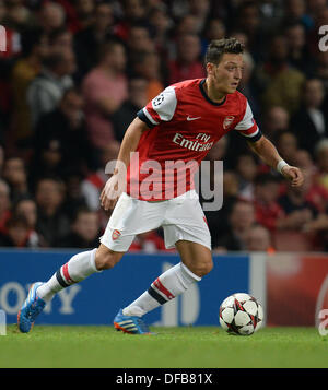 London, UK. 1. Oktober 2013. Arsenals Mittelfeldspieler Mesut Özil aus Deutschland während der UEFA-Champions-League-match zwischen Arsenal aus England und Napoli aus Italien spielte The Emirates Stadium am 1. Oktober 2013 in London, England. © Mitchell Gunn/ESPA/Alamy Live-Nachrichten Stockfoto