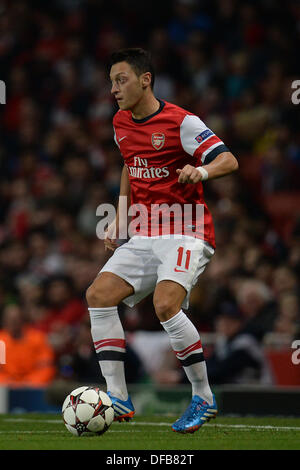 London, UK. 1. Oktober 2013. Arsenals Mittelfeldspieler Mesut Özil aus Deutschland während der UEFA-Champions-League-match zwischen Arsenal aus England und Napoli aus Italien spielte The Emirates Stadium am 1. Oktober 2013 in London, England. © Mitchell Gunn/ESPA/Alamy Live-Nachrichten Stockfoto