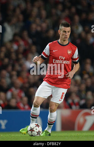 London, UK. 1. Oktober 2013. Arsenals Verteidiger Laurent Koscielny aus Frankreich während der UEFA-Champions-League-match zwischen Arsenal aus England und Napoli aus Italien spielte The Emirates Stadium am 1. Oktober 2013 in London, England. © Mitchell Gunn/ESPA/Alamy Live-Nachrichten Stockfoto