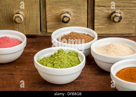 Superfrucht und Blatt Pulver in kleine Keramikschalen - Baobab, Noni, Yumberry, Moringa, Mangostan Stockfoto