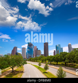 Houston Texas Skyline mit modernen Wolkenkratzer und blauer Himmelsblick von der Straße Stockfoto