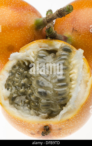 Süße granadilla (passiflora ligularis grenadia oder Obst). Stockfoto