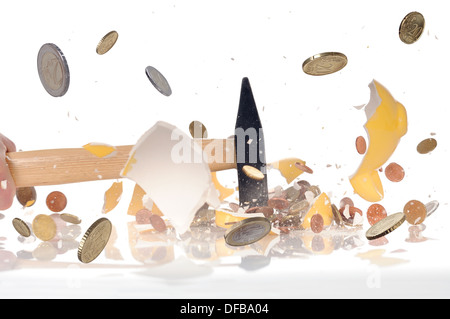 Brechen, raubt die Münze Sparschwein mit hammer Stockfoto