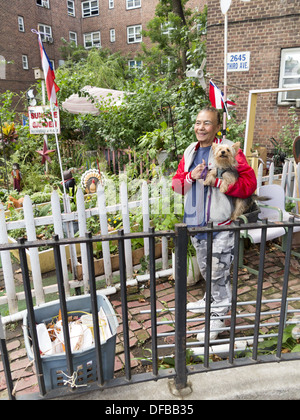 Puerto-Ricanischer Frau posiert vor Sonnenaufgang Gemeinschaftsgarten in den Häusern Patterson in der Bronx. Sie ist eine der Gärtner. Stockfoto