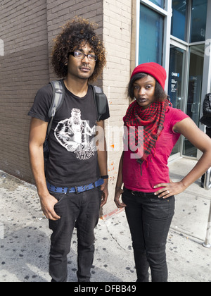 Junges Paar mit Piercings an der St. E.125th in Harlem, New York, 2013. Stockfoto