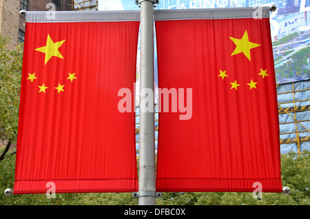 Zwei China-Fahnen auf Shanghai Laternenpfahl Stockfoto