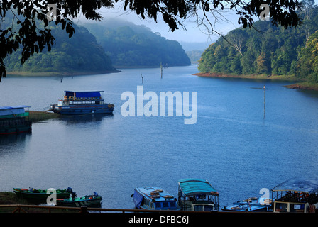 Bootstouren auf dem Periyar Wildlife Sanctuary, Thekkady, Kerala, Indien Stockfoto