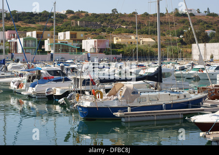 Boote und Yachten in der Marina Albufeira-Algarve-Portugal Stockfoto