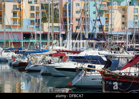 Boote und Yachten in der Marina Albufeira-Algarve-Portugal Stockfoto