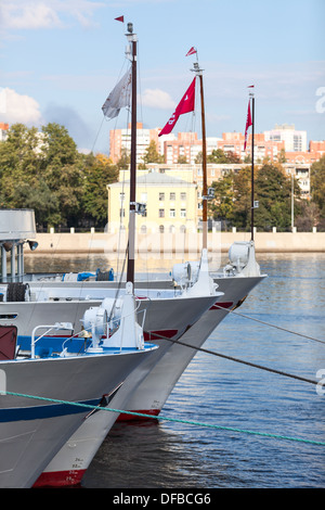 Bögen der weißen Kreuzfahrtschiffe sind im Binnenhafen festgemacht. Sankt-Petersburg, Newa. Stockfoto