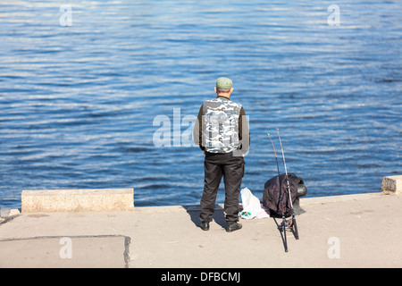 Fischer ist die Fischerei auf dem Pier in der Nähe von Fluss-Station Sportboot, Sankt-Petersburg. Russland Stockfoto