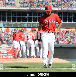 Arlington, Texas, USA. 29. September 2013. Yu Darvish (Rangers) MLB: Yu Darvish der Texas Rangers wird im sechsten Inning während der Major League Baseball Spiel gegen die Los Angeles Angels bei Rangers Ballpark in Arlington in Arlington, Texas, Vereinigte Staaten von Amerika von Manager Ron Washington #38 gezogen. © AFLO/Alamy Live-Nachrichten Stockfoto