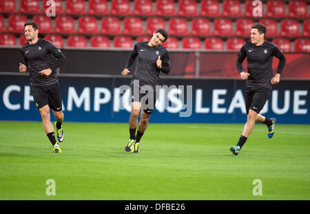 Leverkusen, Deutschland. 1. Oktober 2013. Alberto De La Bella, Gonzalo Castro und Gorka Elustondo (L-R) von Real Sociedad in Aktion während einer Übung in Vorbereitung auf das Champions-League-Gruppe A-match zwischen Real Sociedad San Sebastian und Bayer Leverkusen auf 2. Oktober 2013, in Leverkusen, Deutschland, 1. Oktober 2013. Foto: Federico Gambarini/Dpa/Alamy Live News Stockfoto