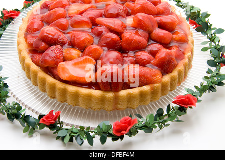 Frischen Erdbeerkuchen auf Kuchenteller Stockfoto