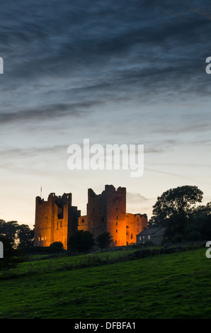 Schloss Bolton in Wensleydale bei Flutlicht. Stockfoto
