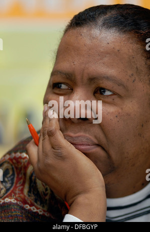 Minister Bildung Naledi Pandor hört auf Fragen während der Präsidentschaftswahlen Imbizo in Ladysmith 6 Oktober 2007 Bild Rogan Ward. Stockfoto