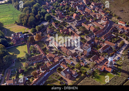 Luftaufnahme von Cley Dorf & Windmühle Norfolk UK September Stockfoto