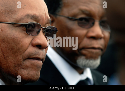 ANC-Präsident Jacon Zuma ist nach der Beerdigung Anti-Apatheid-Aktivist Billy mit Südafrikas Präsident Kgalema Mohlante abgebildet. Stockfoto