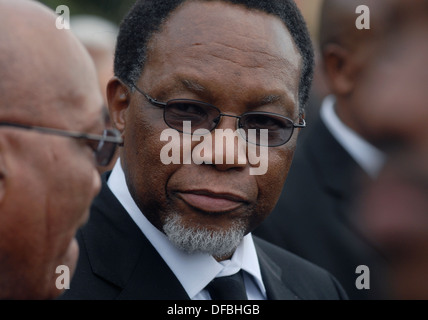 Der südafrikanische Präsident Kgalema Mohlante spricht mit ANC-Präsident Jacon Zuma nach Beerdigung Anti-Apatheid-Aktivist Billy Nair in Stockfoto