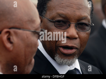 Der südafrikanische Präsident Kgalema Mohlante spricht mit ANC-Präsident Jacon Zuma nach Beerdigung Anti-Apatheid-Aktivist Billy Nair in Stockfoto