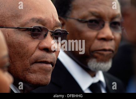 ANC-Präsident Jacon Zuma ist nach der Beerdigung Anti-Apatheid-Aktivist Billy mit Südafrikas Präsident Kgalema Mohlante abgebildet. Stockfoto