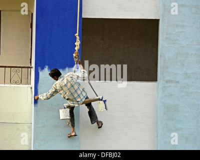 Ein Maler ist auf einer Docking-Station für Gebäudes außen