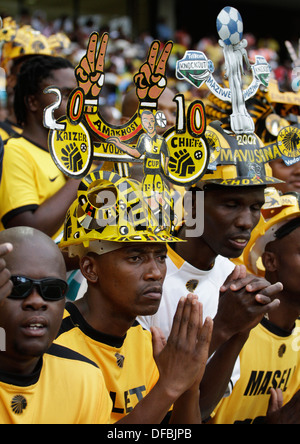 Kaizer Chiefs Fußballfans beobachten, wie ihre Seite Orlando Pirates Moses Mabhida Stadium in Durban 25. März 2010 übernehmen © Rogan Stockfoto