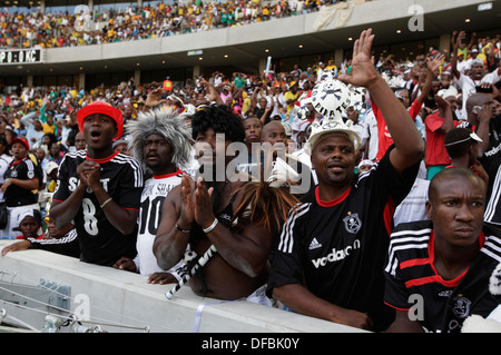 Orlando Pirates-Fußball-Fans zu beobachten, wie ihre Seite Kaizer Chiefs Moses Mabhida Stadium in Durban 25. März 2010 übernehmen © Rogan Stockfoto