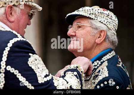 Pearly Kings und Queens Gesellschaft costermonger Erntedankfest, London, England Stockfoto