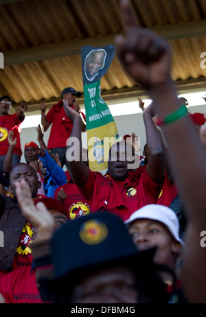 Gewerkschaftsmitglieder singen während einem NUMSA (en) Rallye Currys Brunnen in Durban als Teil der Gewerkschaften 25. Jubiläum 3 Juni Stockfoto
