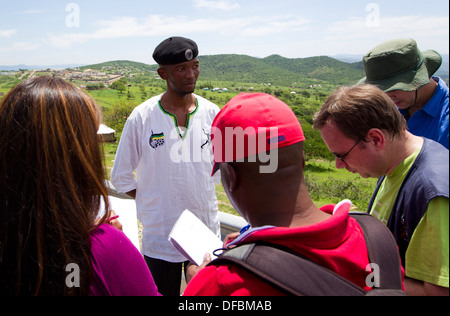 Regionale Vorsitzende Umkhonto wir Sizwe Military Veterans Association Nduduzo 'Sticks' Mdletshe spricht mit Journalisten während Stockfoto