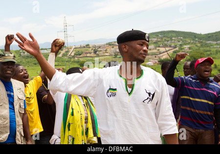 Regionale Vorsitzende Umkhonto wir Sizwe Military Veterans Association Nduduzo "Sticks" Mdletshe Proteste gegen DA Führer Helen Stockfoto