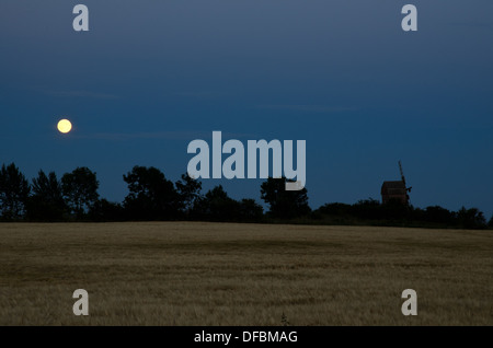 Mond über Windmühle und einem Maisfeld Stockfoto