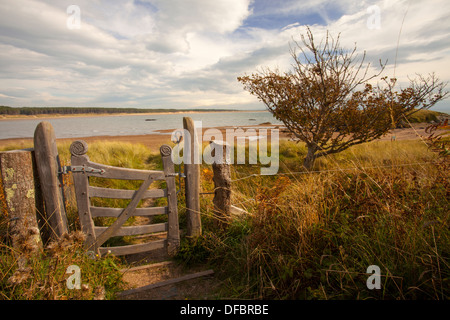 Llanddwyn Island oder Ynys Llanddwyn auf der Insel Anglesey, Wales, Großbritannien mit einem reich verzierten gestaltete hölzerne Tor, welche Besucher führt rund um die Insel zu Fuß Stockfoto