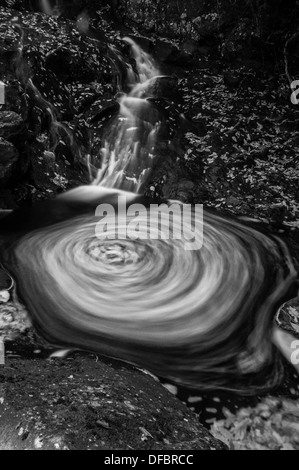 Slow-Shutter Geschwindigkeit Bild der wirbelnden Blätter und Wasserfall am Launchy Gill in der Nähe von Thirlmere, englischen Lake District Stockfoto