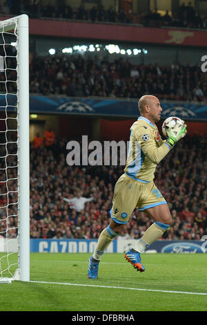 London, UK. 1. Oktober 2013. Napoli Torhüter Pepe Reina aus Spanien während der UEFA-Champions-League-match zwischen Arsenal aus England und Napoli aus Italien spielte The Emirates Stadium am 1. Oktober 2013 in London, England. © Mitchell Gunn/ESPA/Alamy Live-Nachrichten Stockfoto