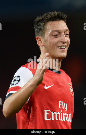 London, UK. 1. Oktober 2013. Arsenals Mittelfeldspieler Mesut Özil aus Deutschland während der UEFA-Champions-League-match zwischen Arsenal aus England und Napoli aus Italien spielte The Emirates Stadium am 1. Oktober 2013 in London, England. © Mitchell Gunn/ESPA/Alamy Live-Nachrichten Stockfoto