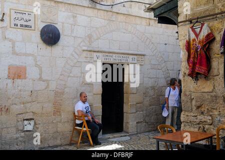Außenansicht der fünften Station der Via Dolorosa, wo das biblische Ereignis gedacht wird, in dem die Römer die Passanten Simon von Kyrene, der Querbalken für Jesus auf dem Weg zu seiner Kreuzigung, in Jerusalem, Israel, 12. September 2013 zu tragen gezwungen. Die Via Dolorosa (Weg des Leidens) ist eine Straße in der Altstadt von Jerusalem benannt nach der Weg Jesu von Nazareth, seine Kreuzigung ging. Jesus trug das Kreuz, an dem er später über die Straße von Antonia Fortress, dann Sitz des Pilatus, nach Golgota, den Ort gestorben wo sein Grab angeblich befindet. Über diesen Ort, th Stockfoto
