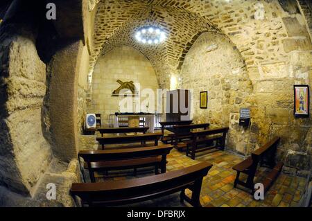 Blick auf die Kapelle, die siebte Station der Via Dolorosa in Jerusalem, Israel, 12. September 2013. Nach Befreiung ging Jesus an dieser Stelle ein zweites Mal. Die Säule auf der rechten Seite ist aus der byzantinischen Zeit; die kleine Kapelle am Bahnhof gehört heute zu den Franziskanern. Die Via Dolorosa (Weg des Leidens) ist eine Straße in der Altstadt von Jerusalem benannt nach der Weg Jesu von Nazareth, seine Kreuzigung ging. Jesus trug das Kreuz, an dem er später über die Straße von Antonia Fortress, dann Sitz des Pilatus, nach Golgota, den Ort gestorben wo sein Grab angeblich lo ist Stockfoto