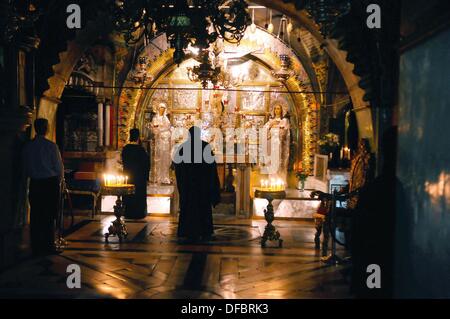 Station Nr. 12 der Via Dolorosa: ein Loch unter dem Altar der griechisch-orthodoxen Kirche weist auf die Stelle, wo das Kreuz von Jesus Christus angeblich sich auf Golgotha in Jerusalem, Israel, 11. September 2013 befand. Die Via Dolorosa (Weg des Leidens) ist eine Straße in der Altstadt von Jerusalem benannt nach der Weg Jesu von Nazareth, seine Kreuzigung ging. Jesus trug das Kreuz, an dem er später über die Straße von Antonia Fortress, dann Sitz des Pilatus, nach Golgota, den Ort gestorben wo sein Grab angeblich befindet. Über diesen Ort entstand später die Kirche des Heiligen Grabes Stockfoto