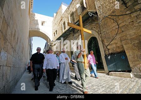 Aussicht auf eine Prozession von christlichen Pilgern auf der Via Dolorosa in Jerusalem, Israel, 12. September 2013. Die Via Dolorosa (Weg des Leidens) ist eine Straße in der Altstadt von Jerusalem benannt nach der Weg Jesu von Nazareth, seine Kreuzigung ging. Jesus trug das Kreuz, an dem er später über die Straße von Antonia Fortress, dann Sitz des Pilatus, nach Golgota, den Ort gestorben wo sein Grab angeblich befindet. Oberhalb dieser Stelle wurde später die Kirche des Heiligen Grabes errichtet. Der Weg führte Jesus über 14 Stationen, die oft durch moderne Pilger zu Fuß durch die Altstadt besucht werden. Phot Stockfoto