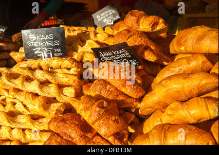 Croissants und holländischen Kaas Stengels verkauft auf dem Markt in Amersfoort, Niederlande Stockfoto