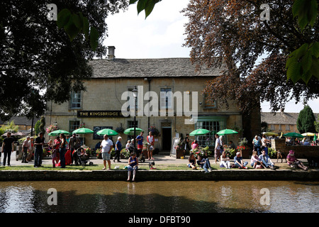 UK, Bourton-on-the-Water: Trinkt man außerhalb der Kingsbridge Inn Pub von River Windrush. Bourton, Cotswolds. Stockfoto