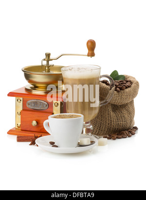 Tasse Kaffee und Bohnen isoliert auf weißem Hintergrund Stockfoto