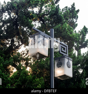 Nanjing, Xuanwu See. Straßenbeleuchtung in einem Park. Stockfoto